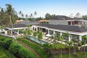 A modern house with a swimming pool, surrounded by lush greenery and palm trees. - Villa Maxime by BaliSuperHost (Bali)