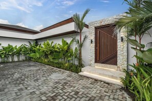 Unclassified image, 5 of 17, button - Villa Maxime by BaliSuperHost (Bali)
