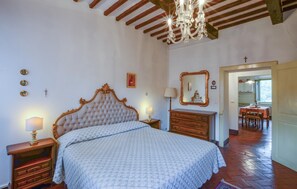 2 bedrooms, travel crib, free WiFi