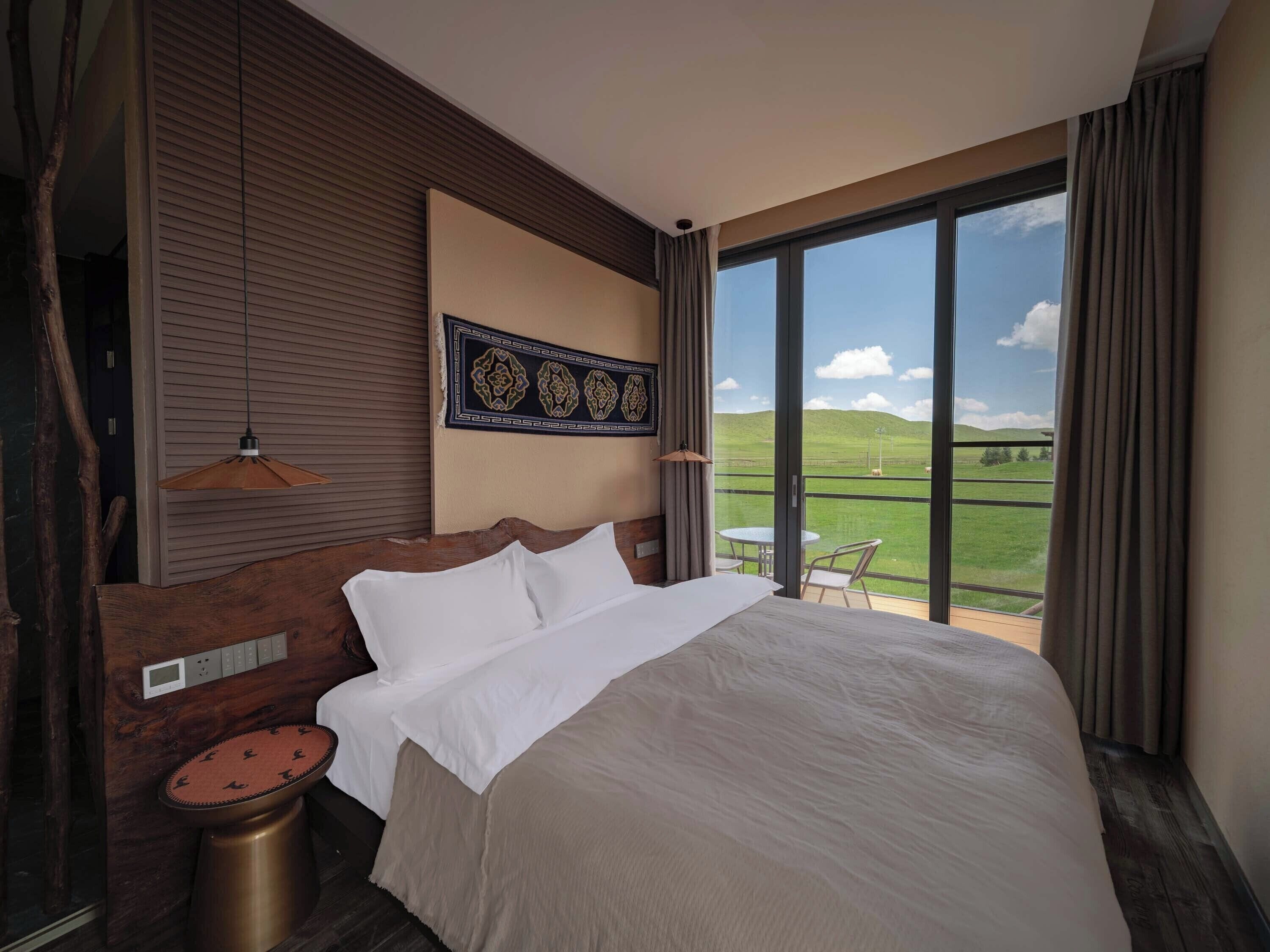 Panoramic Suite, Mountain View | Living area | TV