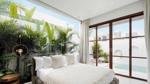 Une chambre moderne avec un grand lit, une vue sur l’extérieur et un balcon avec une piscine.