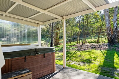 Orchard Cottage—A Leafy Peaceful Retreat with Spa