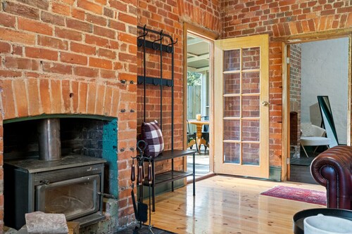 Orchard Cottage—A Leafy Peaceful Retreat with Spa