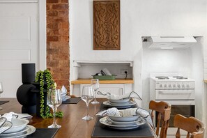 Fridge, oven, stovetop, coffee/tea maker