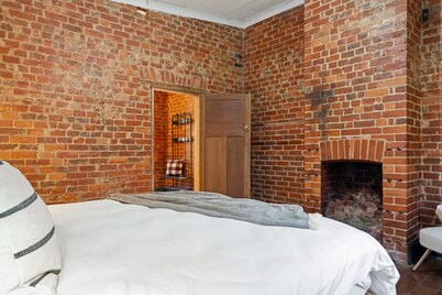 Orchard Cottage—A Leafy Peaceful Retreat with Spa