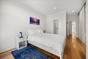 3 bedrooms, iron/ironing board, WiFi, bed sheets - Haze on Gray - CBD Escape near Parklands & Chinatown (Adelaide)