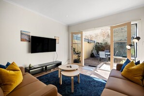 TV - Haze on Gray - CBD Escape near Parklands & Chinatown (Adelaide)