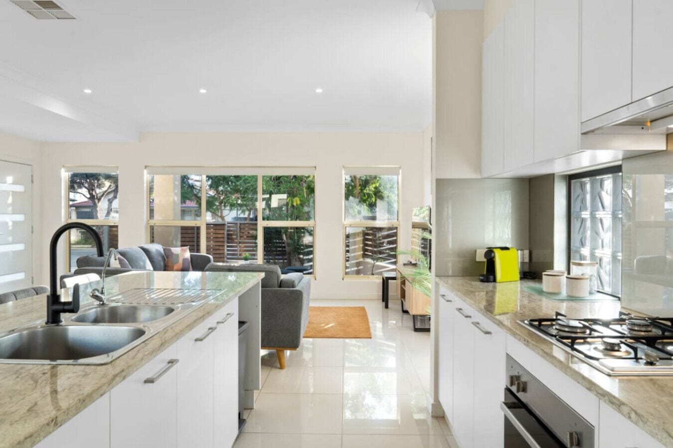 ثلاجة، ميكروويف، فرن، موقد طهي مسطح