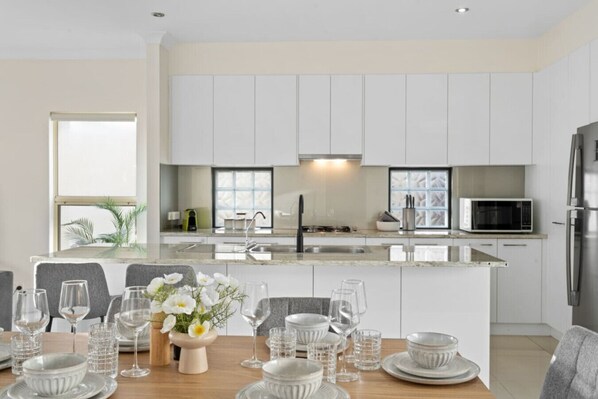 Réfrigérateur, four à micro-ondes, un four, surface de cuisson