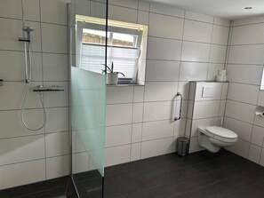 Douche, séchoir à cheveux, serviettes fournies