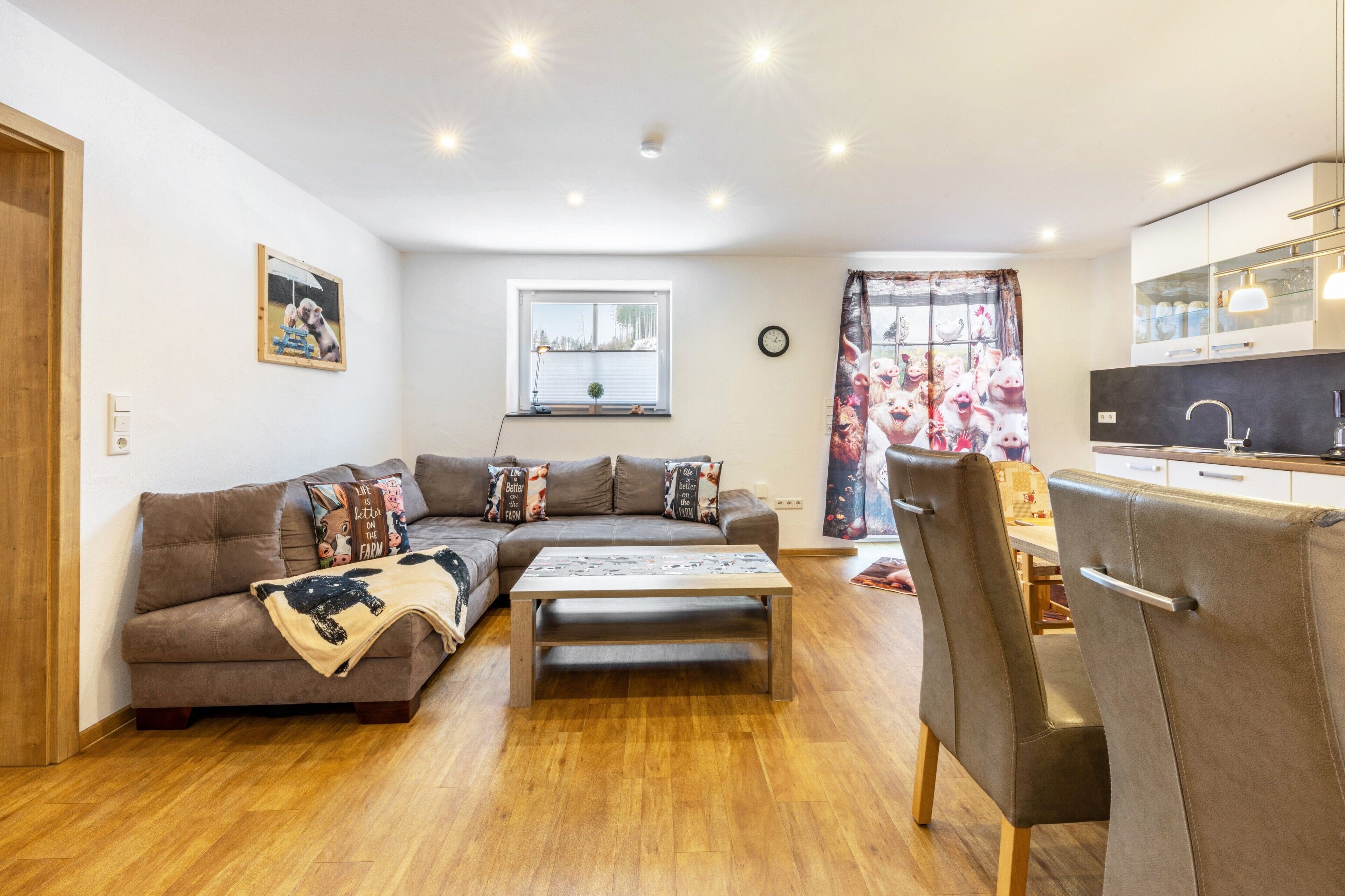 TV, mesa de pingue-pongue