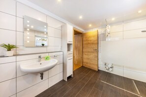 Regadera, secadora de cabello, toallas 