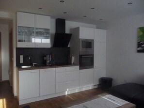 Réfrigérateur, four à micro-ondes, un four, surface de cuisson