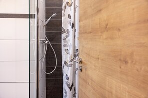 Douche, sèche-cheveux, serviettes fournies