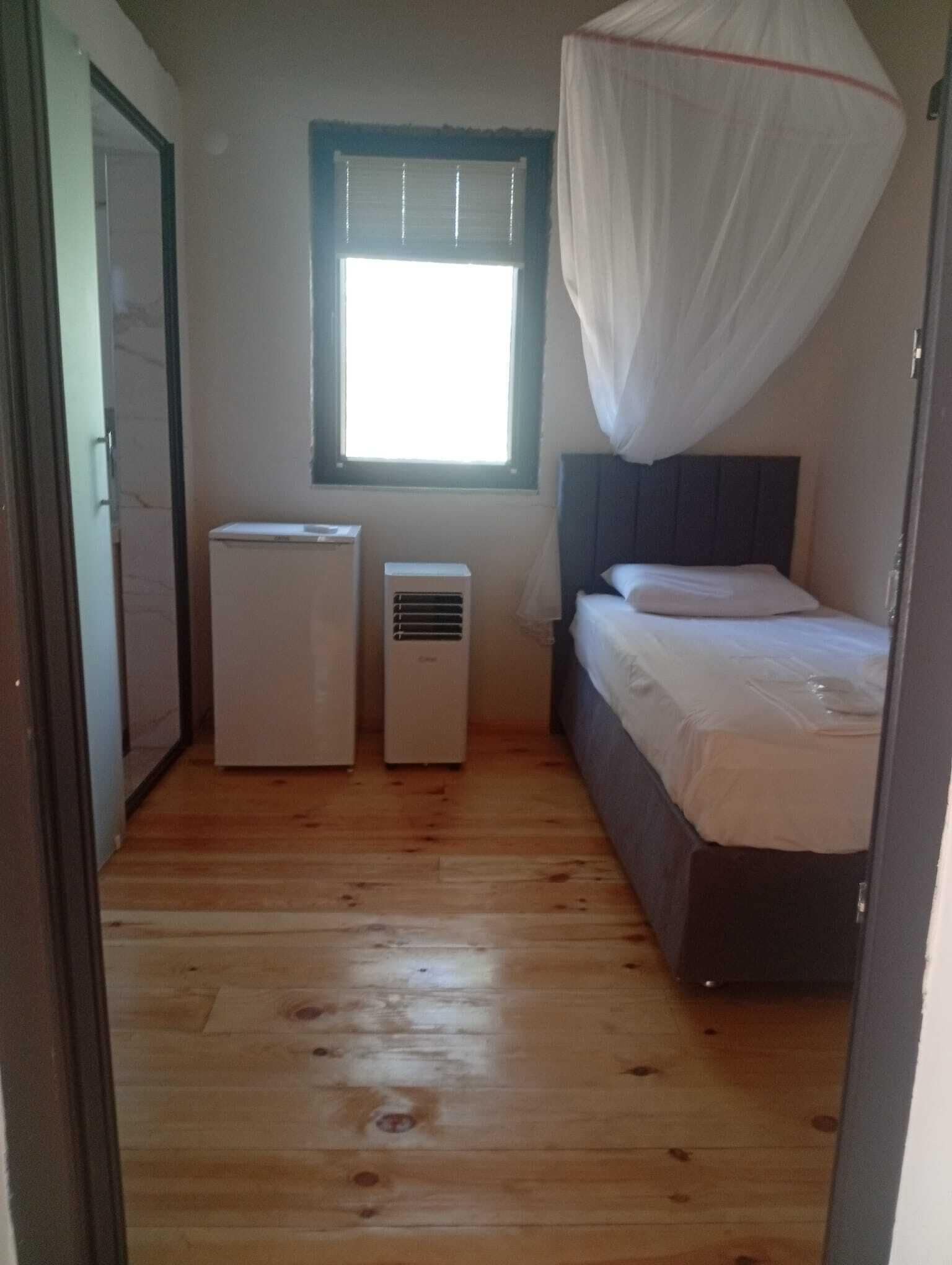 Eenvoudige kamer | Individueel gedecoreerd, een bureau, een laptopwerkplek, gratis wifi