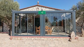 Decoración personalizada, escritorio y espacio para trabajar con laptop 