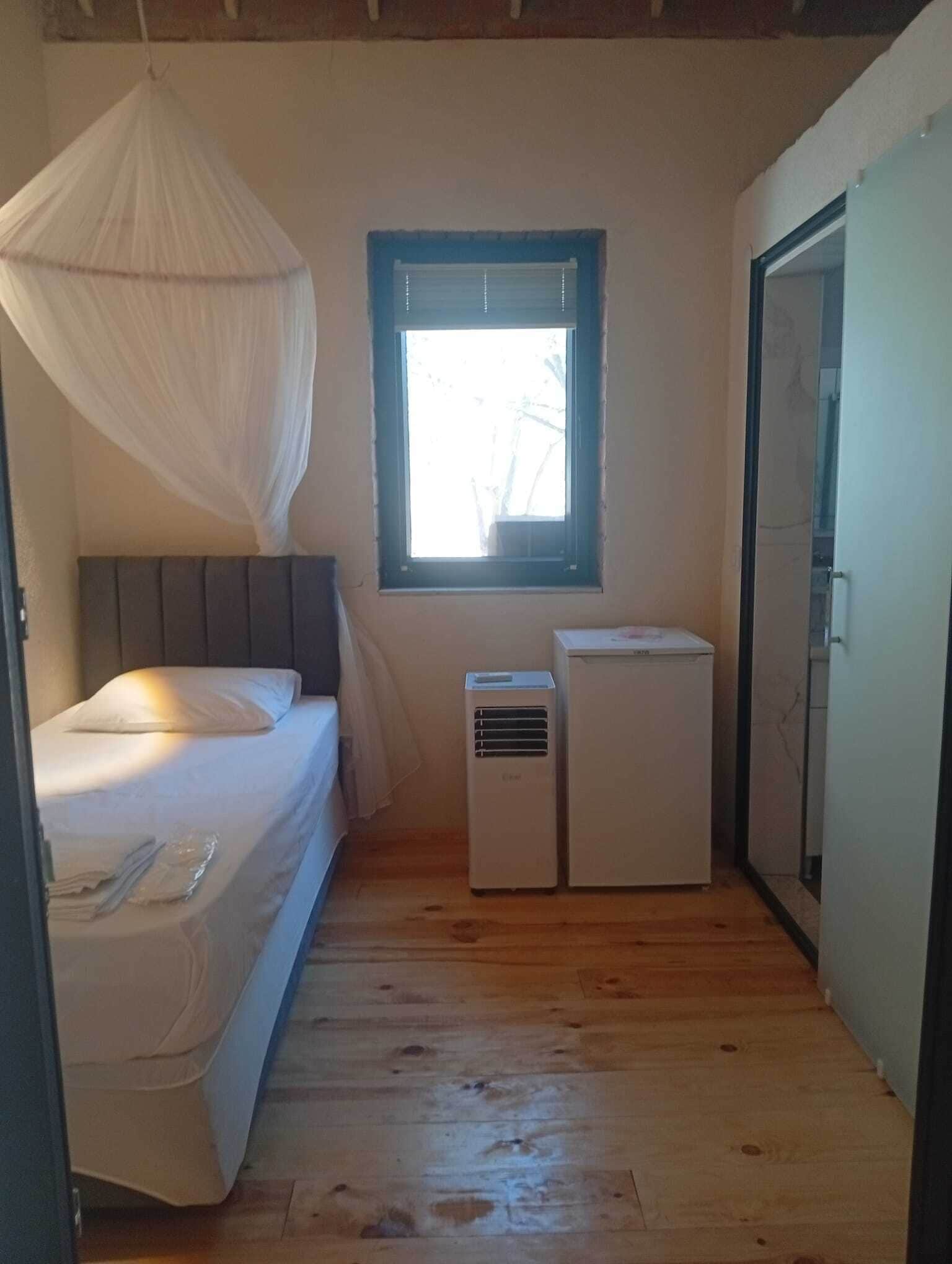 Eenvoudige kamer | Individueel gedecoreerd, een bureau, een laptopwerkplek, gratis wifi