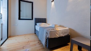 Eenvoudige eenpersoonskamer | Individueel gedecoreerd, een bureau, een laptopwerkplek, gratis wifi