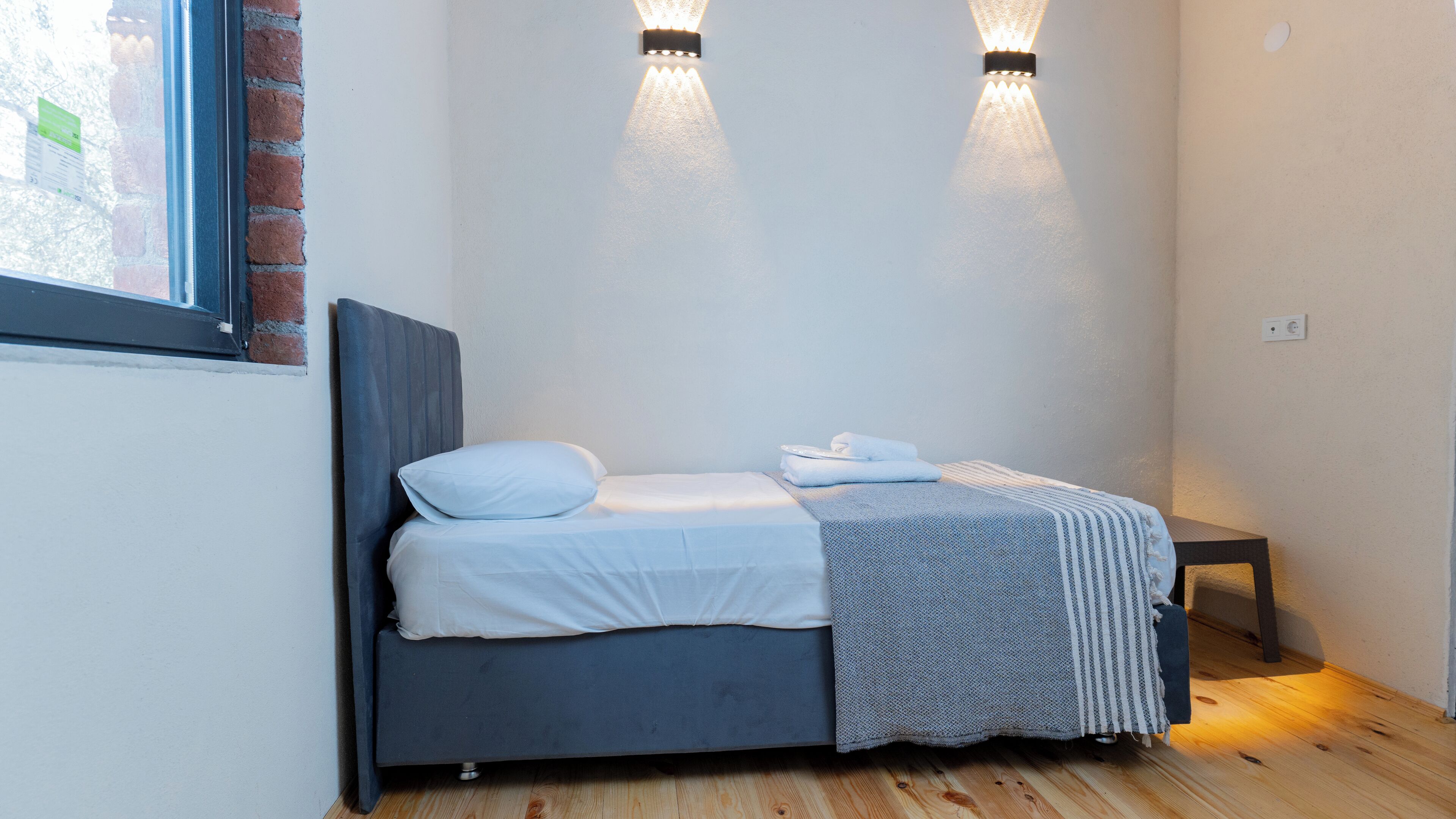 Eenvoudige kamer | Individueel gedecoreerd, een bureau, een laptopwerkplek, gratis wifi