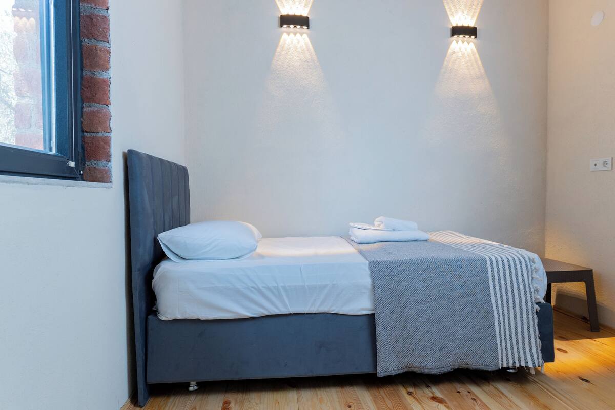 Basic Room | Desk, laptop workspace, WiFi (free), individually decorated