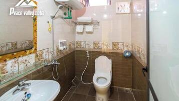 Deluxe Double or Twin Room | Bathroom