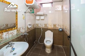 Deluxe Double or Twin Room | Bathroom