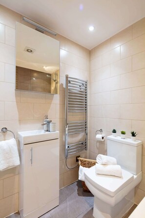 Shower, hair dryer, towels, shampoo - Modern 1BR 1BA by Buckingham (London)