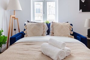 1 chambre, bureau, fer et planche à repasser, lit de bébé portatif