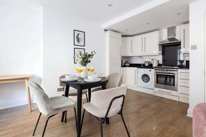 Réfrigérateur, four à micro-ondes, un four, surface de cuisson