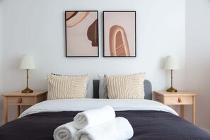 1 habitación, escritorio, tabla de planchar con plancha y cuna de viaje