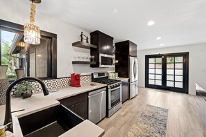 ثلاجة، ميكروويف، فرن، موقد طهي مسطح