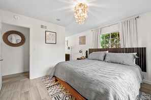 3 bedrooms, desk, iron/ironing board, free WiFi