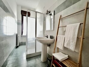 Kostenlose Toilettenartikel, Haartrockner, Handtücher, Toilettenpapier