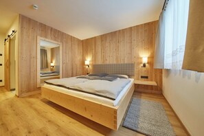 Superior chalet, uitzicht op bergen | Verduisterende gordijnen, geluiddichte muren, gratis wifi
