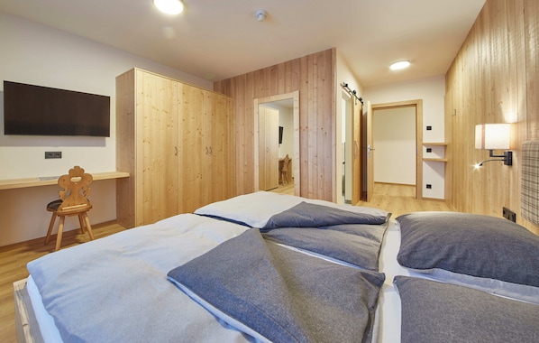 Superior Chalet, Mountain View | Blackout drapes, soundproofing, free WiFi
