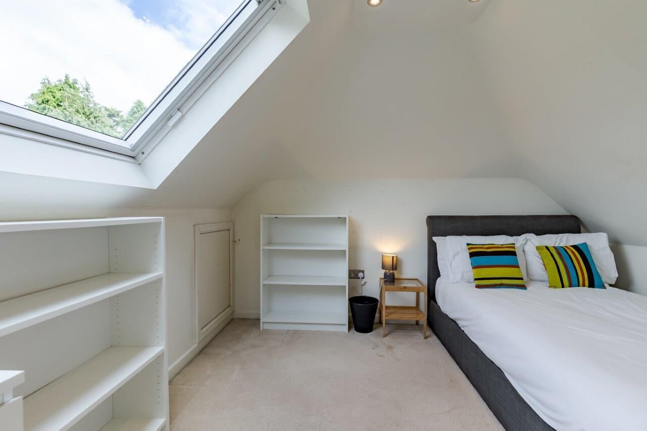 4 bedrooms, desk, iron/ironing board, WiFi