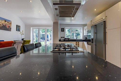 Spacious 4-Bedroom House with Parking near City Centre