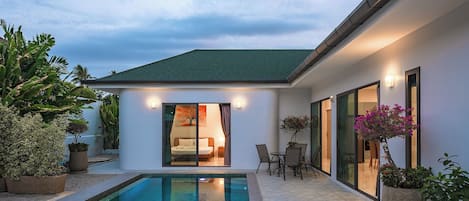 Hồ bơi ngoài trời