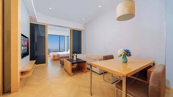 Suite de lujo, vista a la ciudad | Sala de estar