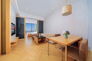 Luxe suite, uitzicht op de stad | Woonkamer | Televisie