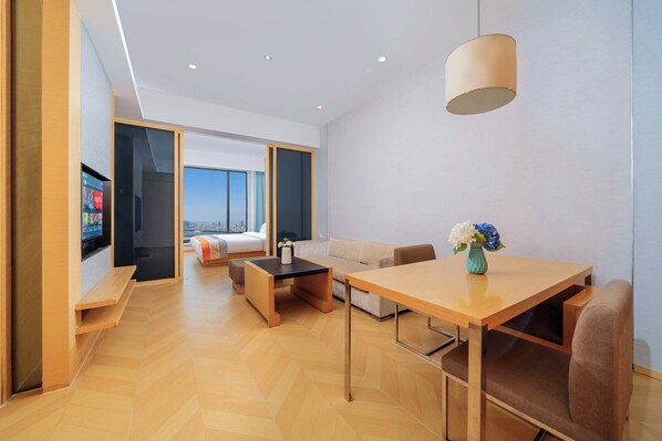 Luxury Suite, City View | Living room