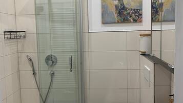 Dusche, Haartrockner, Handtücher