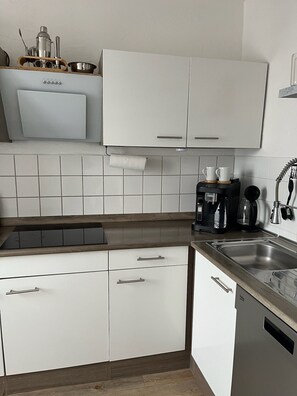 Jääkaappi, mikroaaltouuni, uuni, liesi