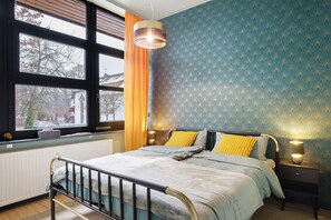 4 bedrooms, iron/ironing board, WiFi, bed sheets