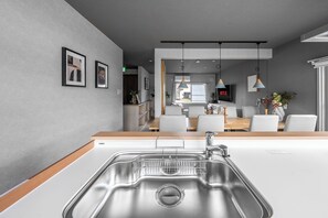 冰箱、微波炉、炉灶