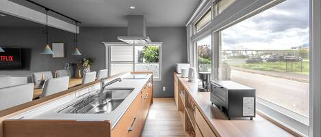 Frigorifero, microonde, piano cottura, tostapane