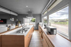 ثلاجة، ميكروويف، موقد طهي مسطح، محمصة خبز