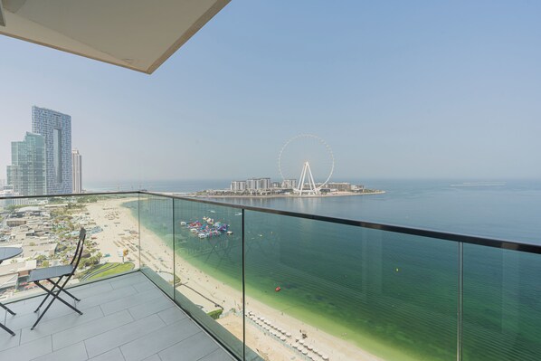 Appartement luxueux, balcon, vue sur la mer | Balcon
