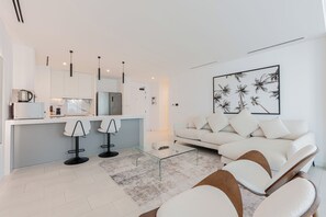 Appartement luxueux, balcon, vue sur la mer | Aire de séjour | Téléviseur connecté de 55 po avec télévision numérique