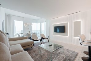 Appartement luxueux, balcon, vue sur la mer | Aire de séjour | Téléviseur connecté de 55 po avec télévision numérique